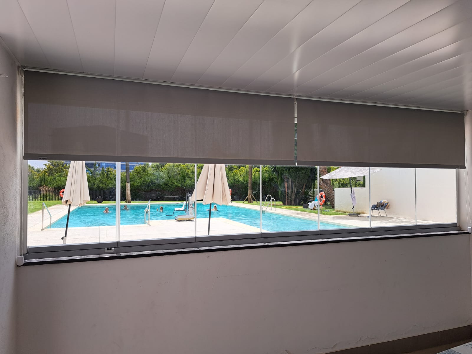 Muestra de colores y texturas disponibles para cerramientos de aluminio y PVC