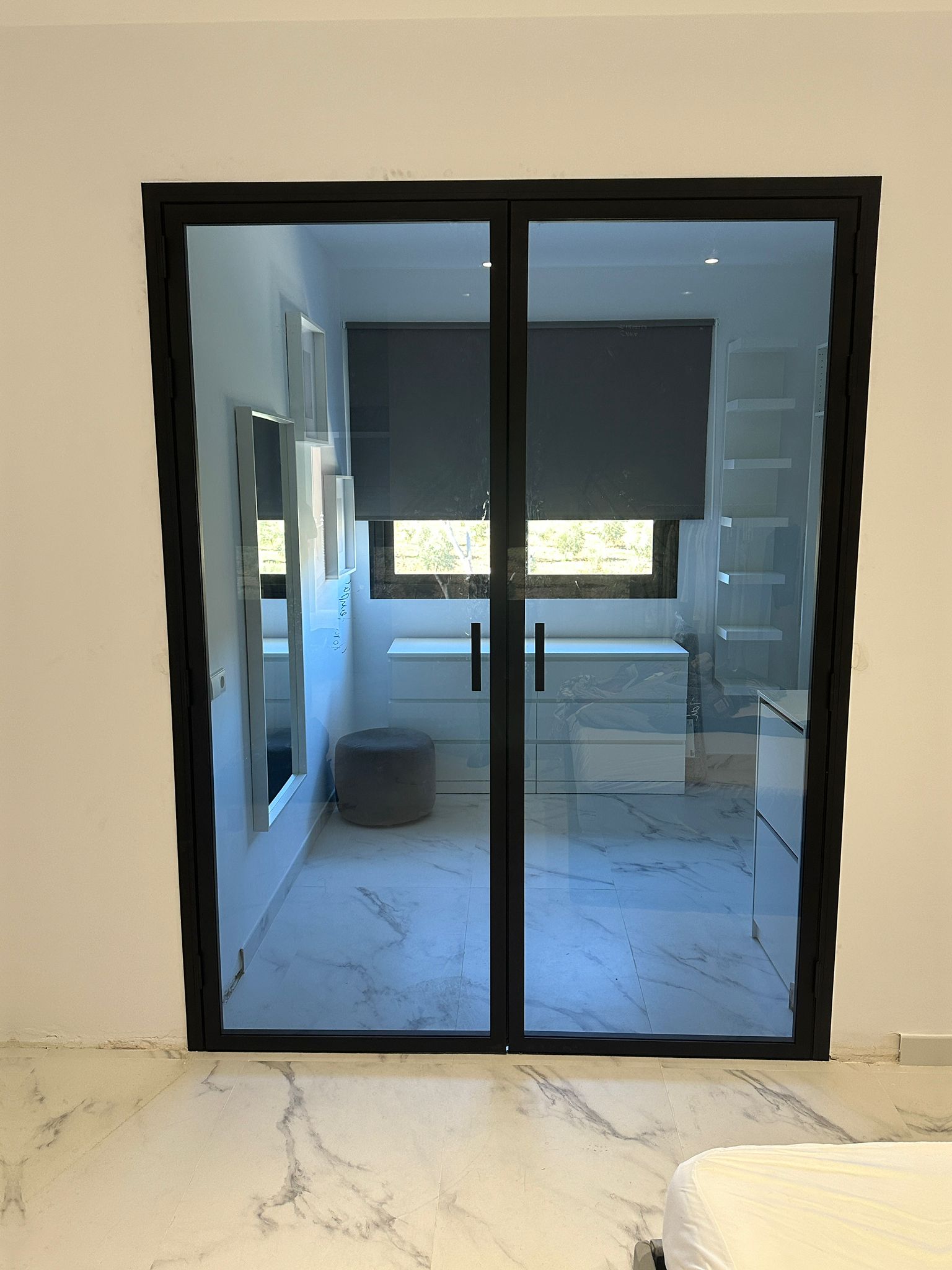 Puerta seccional de garaje metálica con acabado liso, fabricada a medida para una empresa