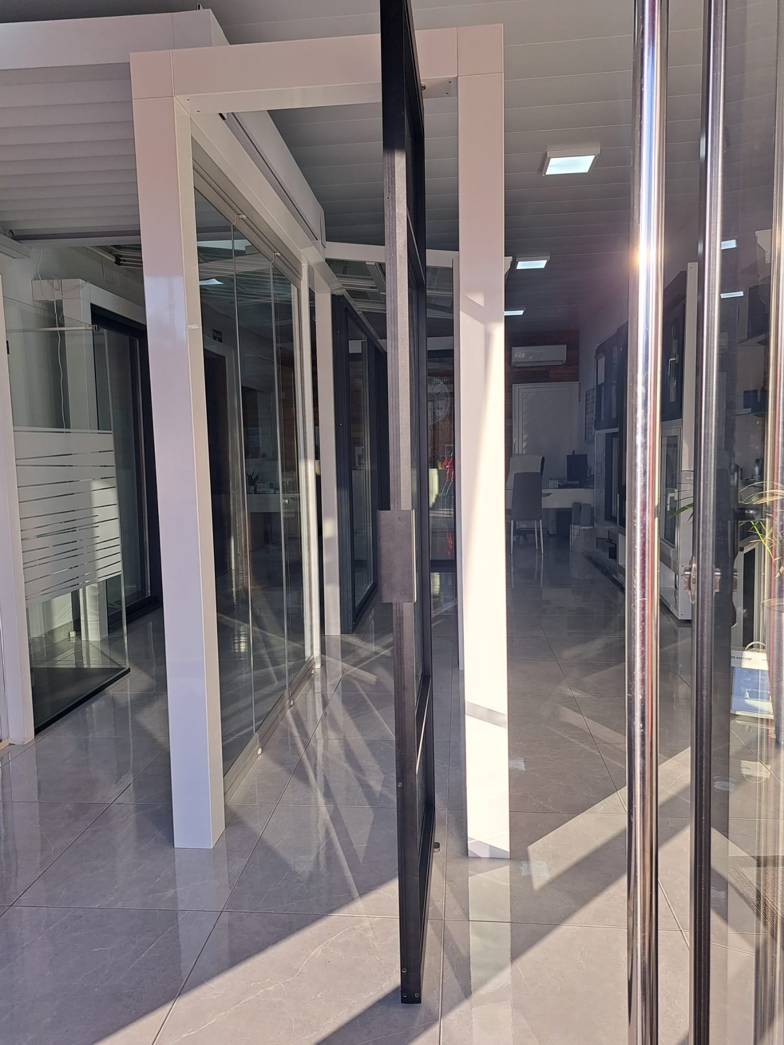 Primer plano mostrando la alta calidad y precisión de un perfil de PVC o aluminio de Cardegrass