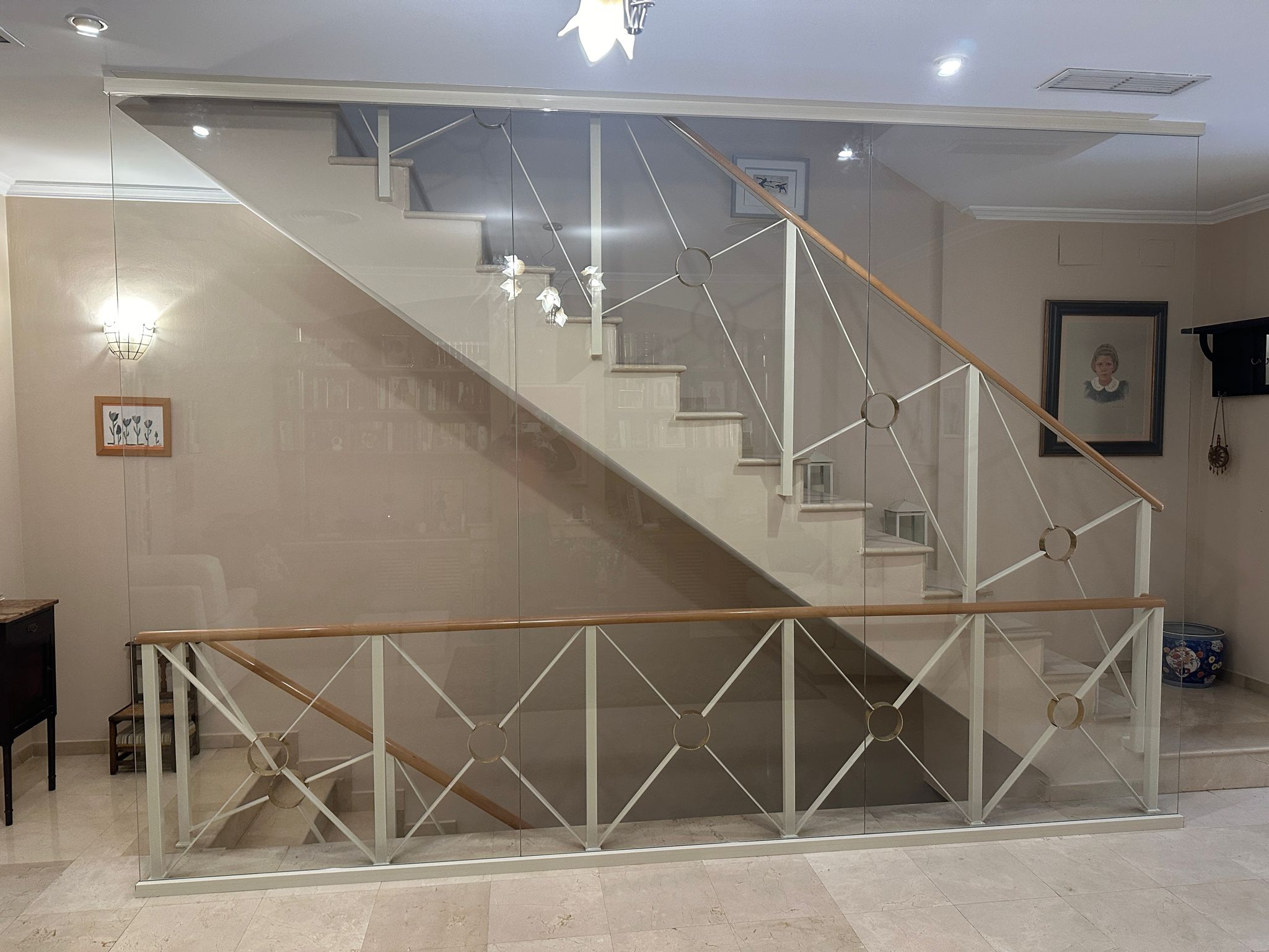 Cerramiento con gran panel fijo de vidrio en fachada de local comercial. Diseño elegante y limpio