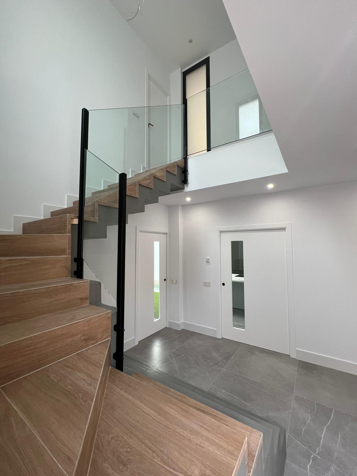 Vista general de una vivienda en Málaga con todas las ventanas y puertas de Cardegrass instaladas