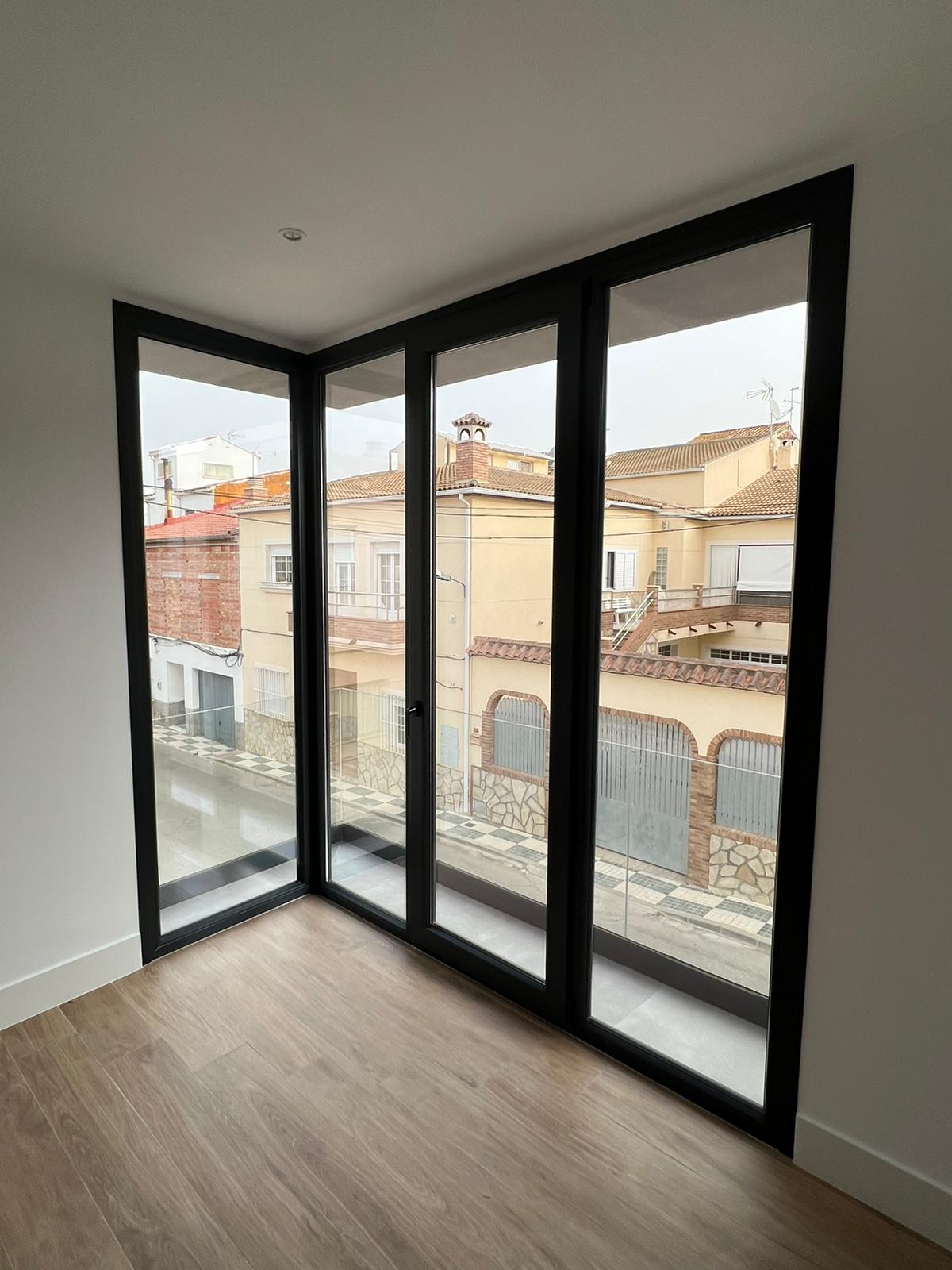 Detalle de un herraje o bisagra de una puerta o ventana de PVC/aluminio que garantiza la durabilidad