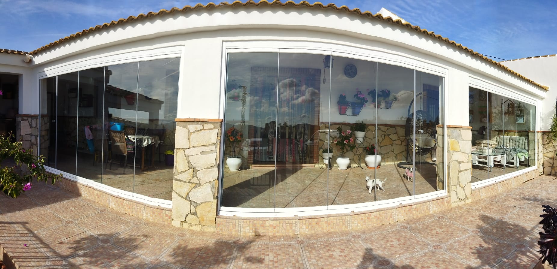 Ventana oscilobatiente abierta que destaca las propiedades de aislamiento acústico